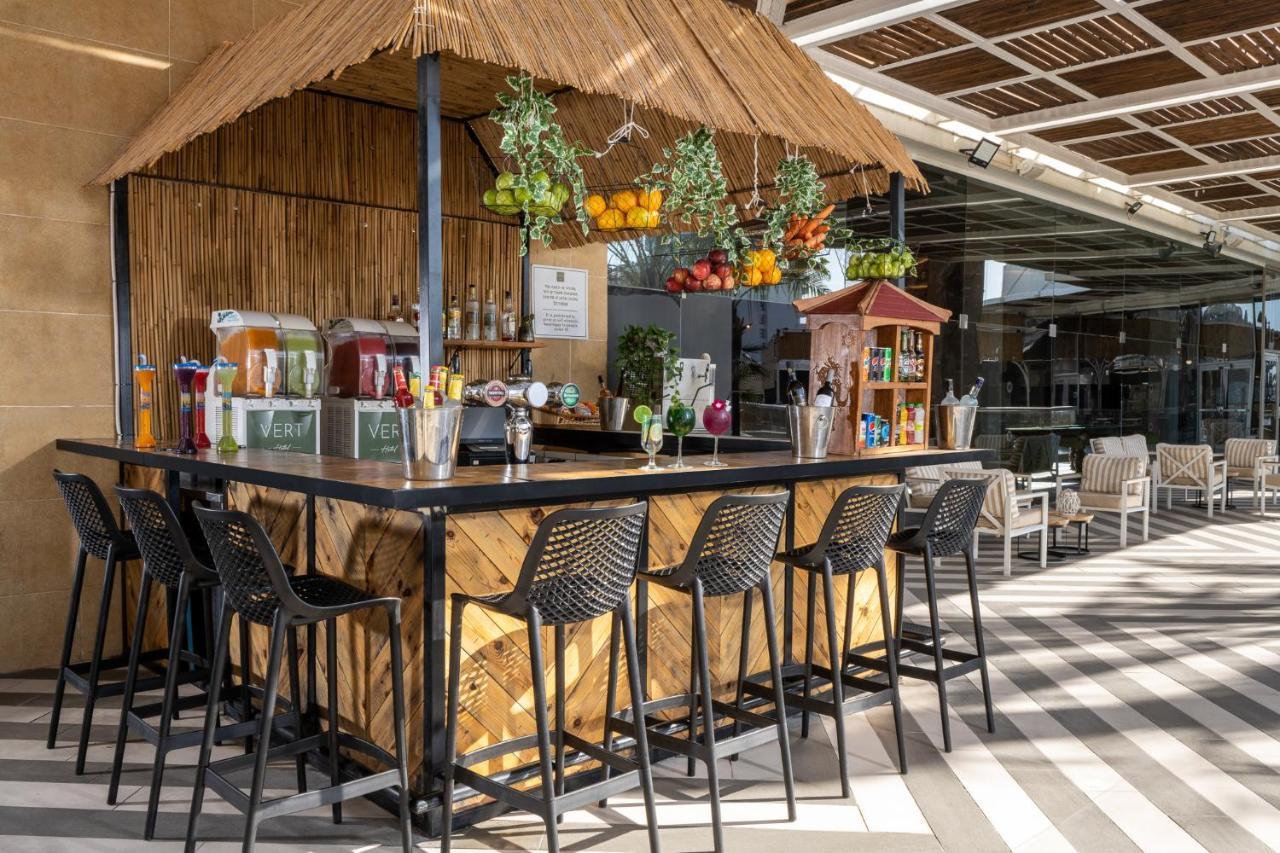Vert Hotel Eilat By Afi Hotels ภายนอก รูปภาพ The bar on the deck of the MSC Meraviglia