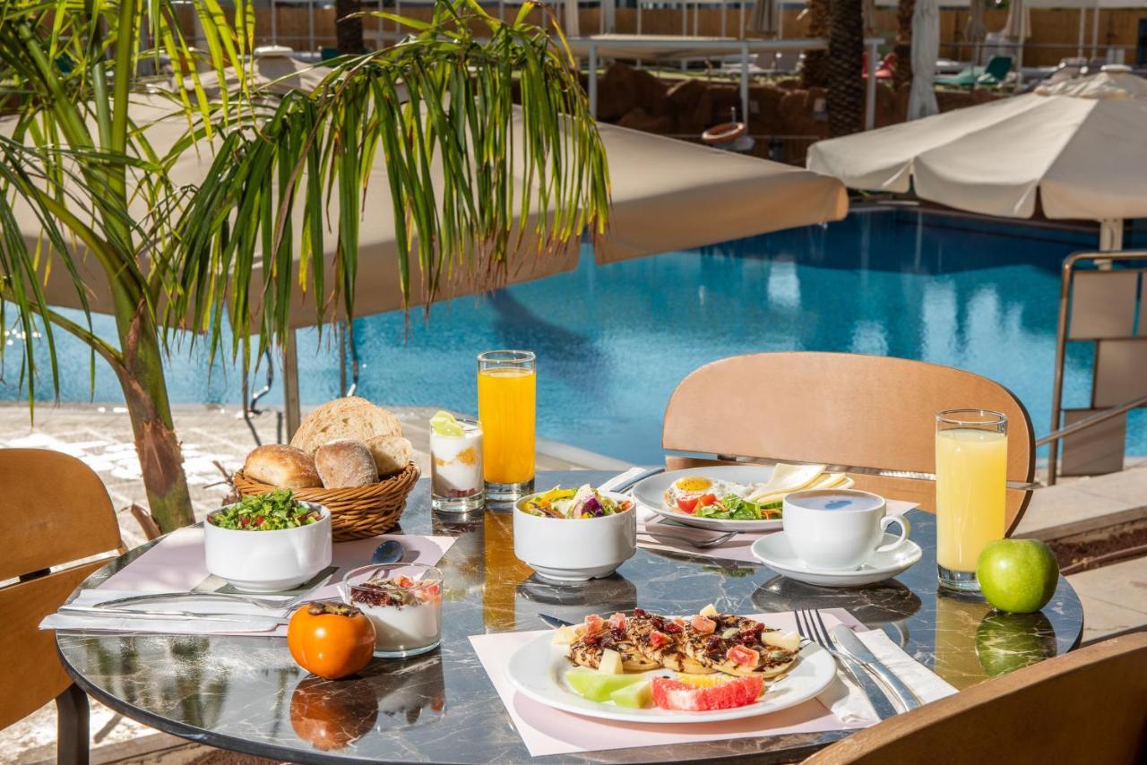 Vert Hotel Eilat By Afi Hotels ภายนอก รูปภาพ Breakfast at the pool