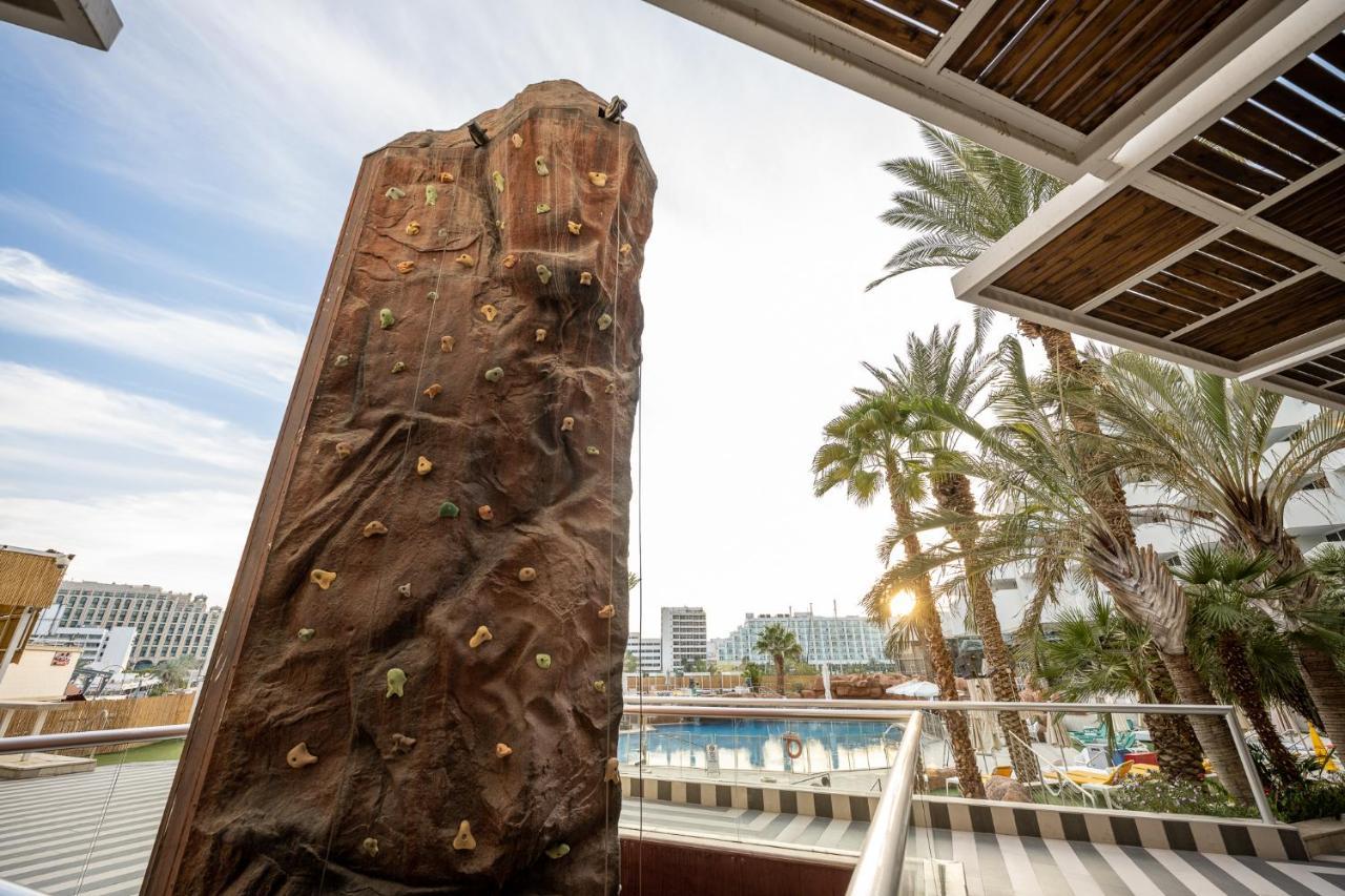 Vert Hotel Eilat By Afi Hotels ภายนอก รูปภาพ The rock climbing wall at the Atlantis Paradise Island