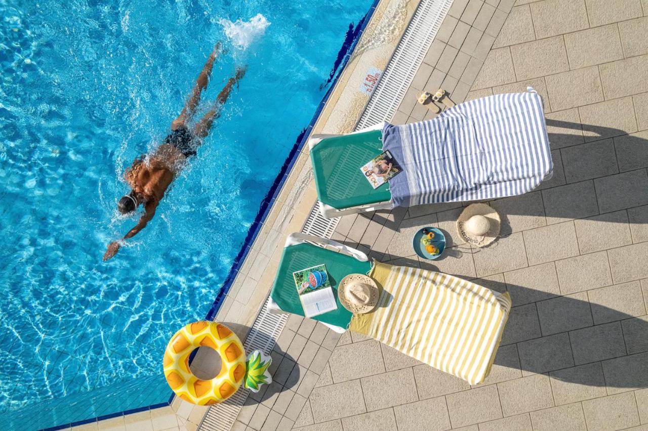 Vert Hotel Eilat By Afi Hotels ภายนอก รูปภาพ A poolside scene