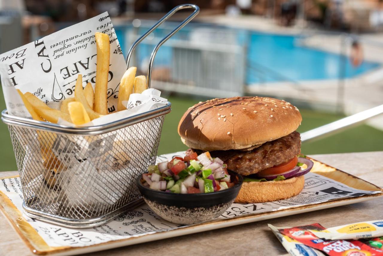 Vert Hotel Eilat By Afi Hotels ภายนอก รูปภาพ A hamburger with chips