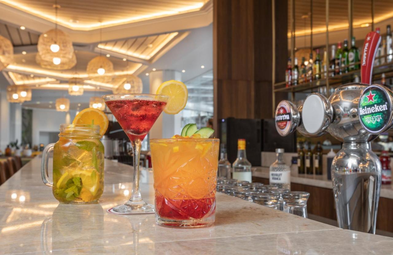 Vert Hotel Eilat By Afi Hotels ภายนอก รูปภาพ Cocktails at the bar